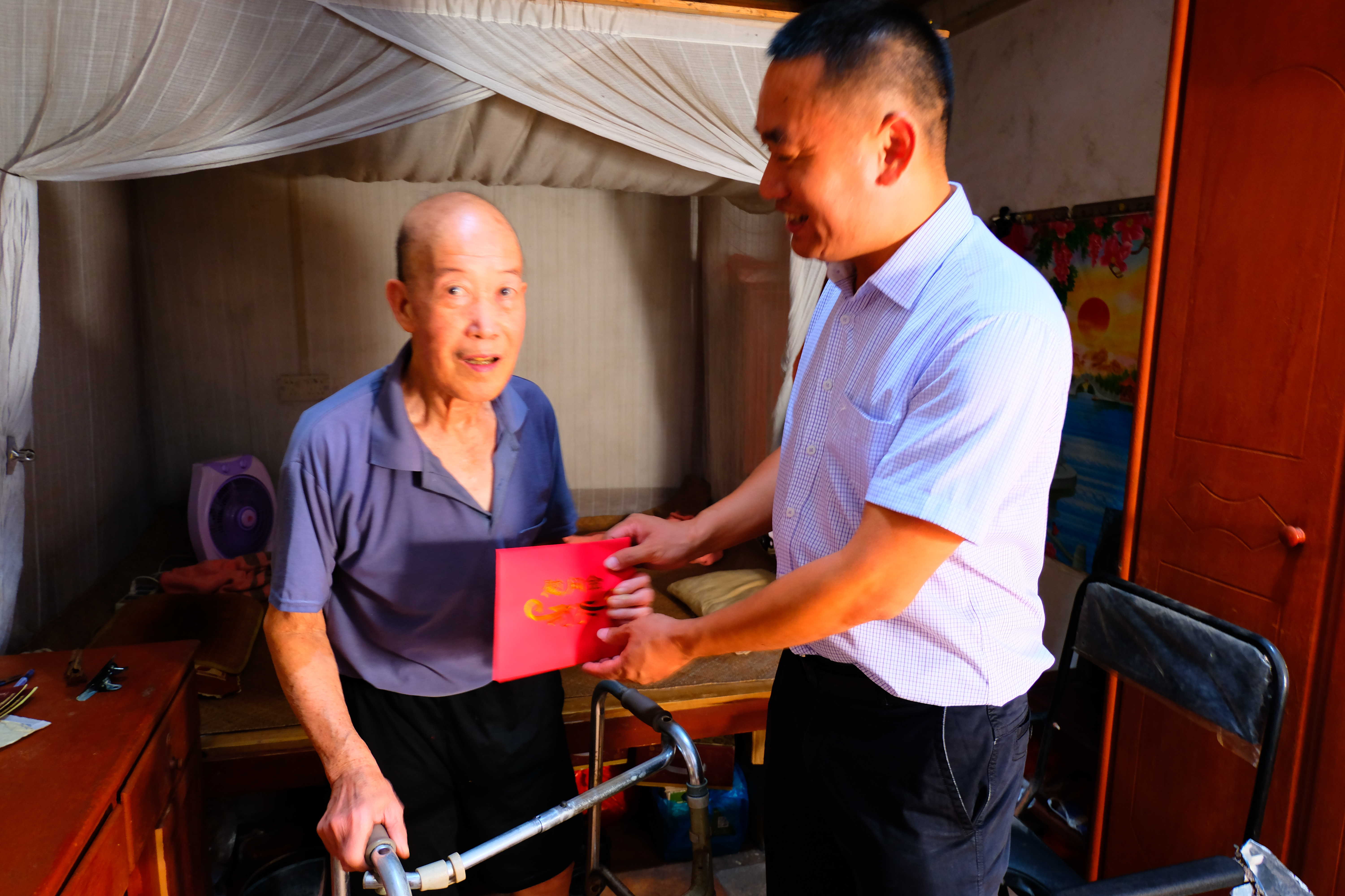 杜阮镇领导开展走访慰问教师活动 (3).jpg 杜阮镇领导开展走访慰问教师活动 (3).jpg