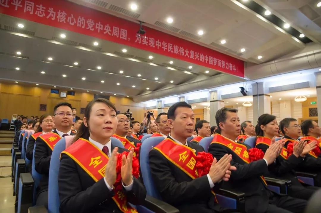 荣获“全国模范检察院”和“全国模范检察官”“全国模范检察干部”的代表。程丁 摄 荣获“全国模范检察院”和“全国模范检察官”“全国模范检察干部”的代表。程丁 摄