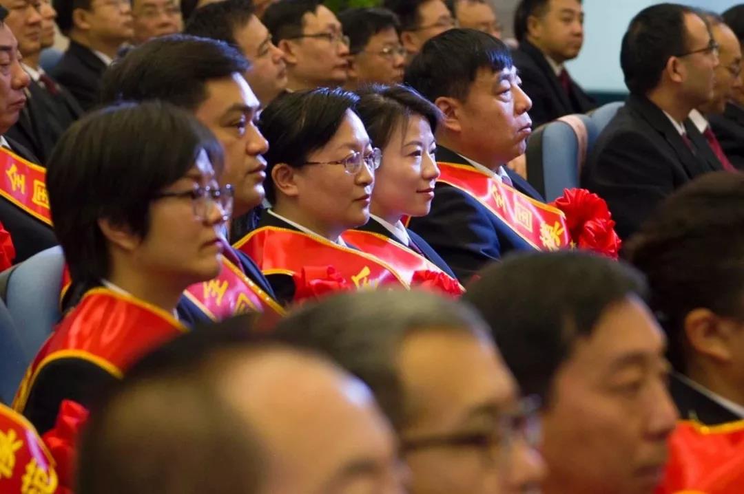 荣获“全国模范检察院”和“全国模范检察官”“全国模范检察干部”的代表。程丁 摄 荣获“全国模范检察院”和“全国模范检察官”“全国模范检察干部”的代表。程丁 摄