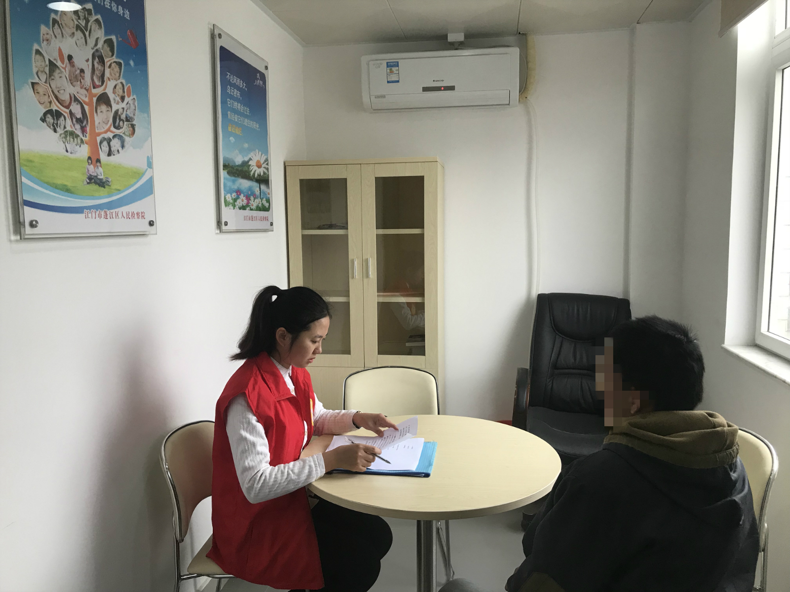 社工对涉案未成年人进行心理测评_meitu_2.jpg 社工对涉案未成年人进行心理测评_meitu_2.jpg