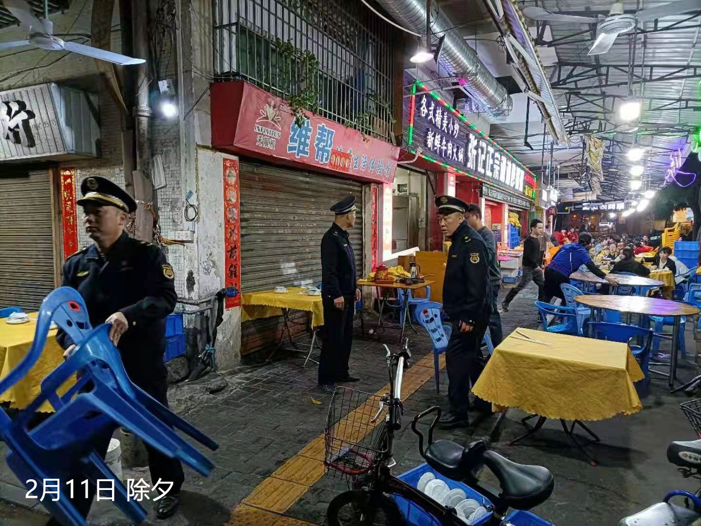2月10日年三十劝导天河中路食街一带商铺不得占用人行道经营_副本.jpg
