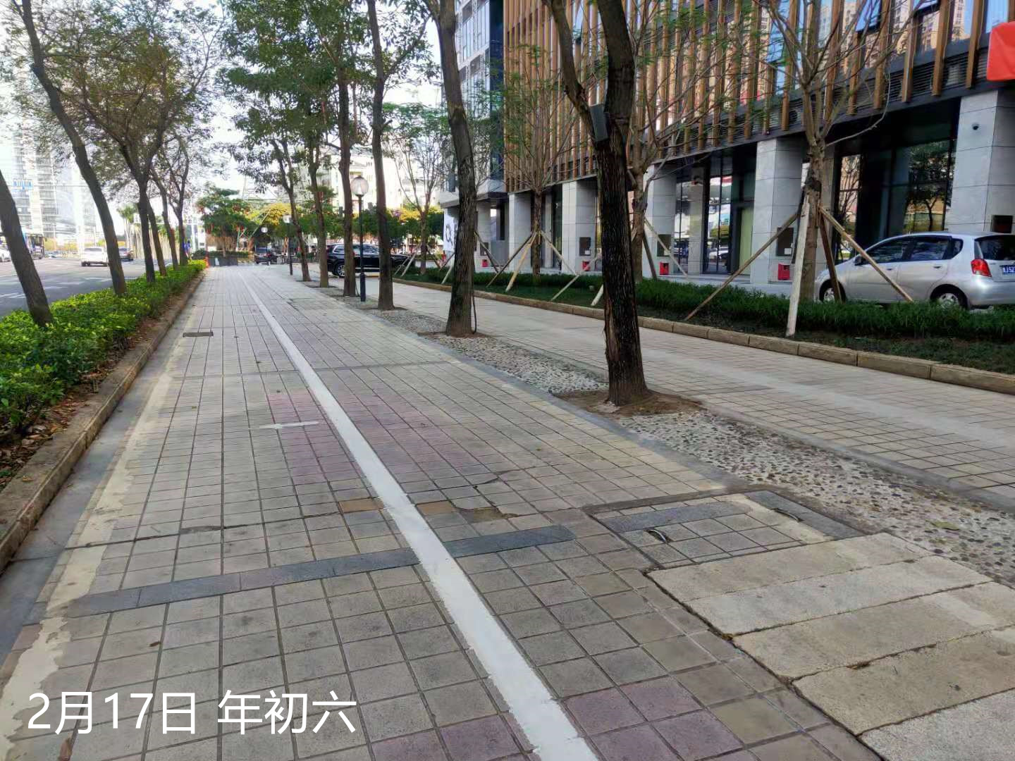 年初六 修复发展大道人行道砖 前_副本.jpg