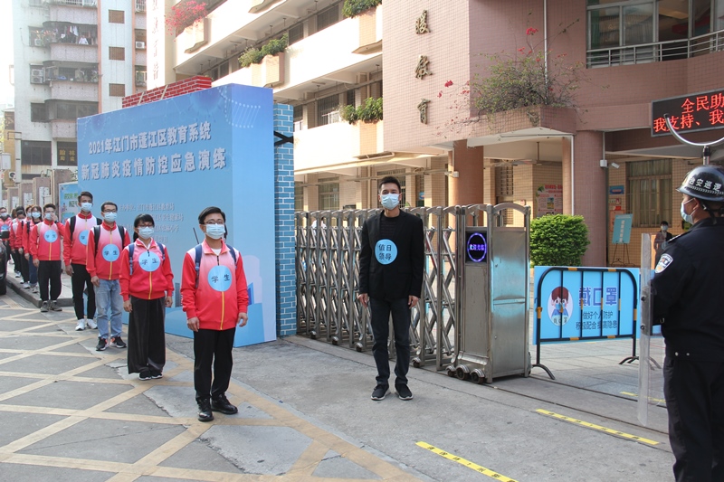 01早上上学时段，同学们进入校园，同学们之间隔1米排队依次接受检测。.JPG