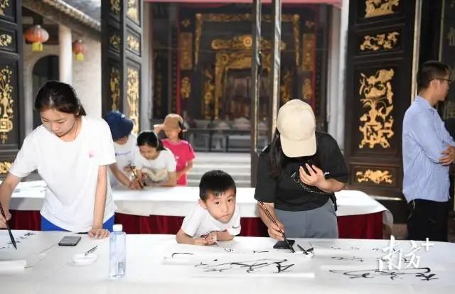 游客正在体验抄家训。 图片