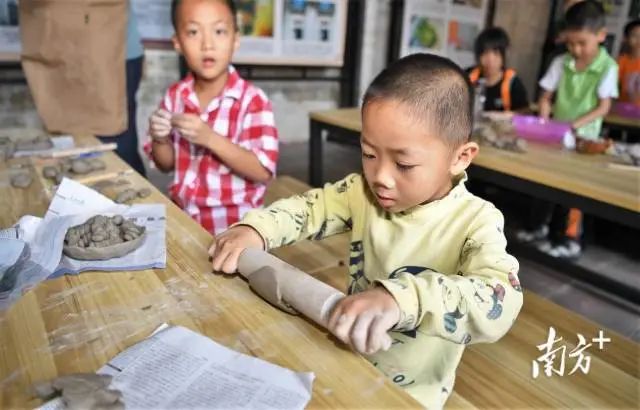 游客正在体验陶艺。 图片