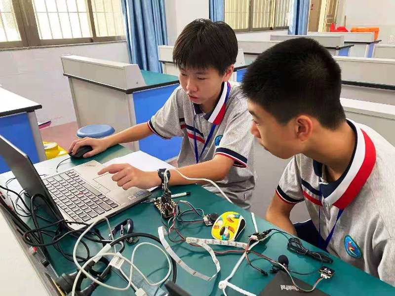 3.黄品然、翁金枝同学正在调试程序.jpg