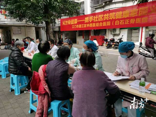 “大党委”成员单位白石正骨医院开展便民义诊活动。  春雨直播
委组织部 供图