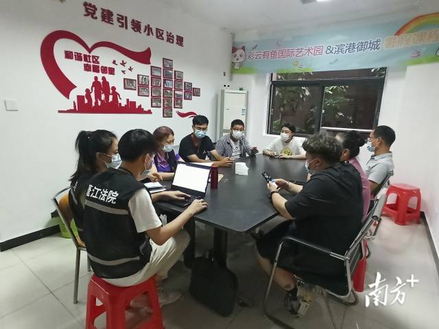 社区在滨港御城小区党群联络站搭建业主议事平台。 春雨直播
委组织部 供图