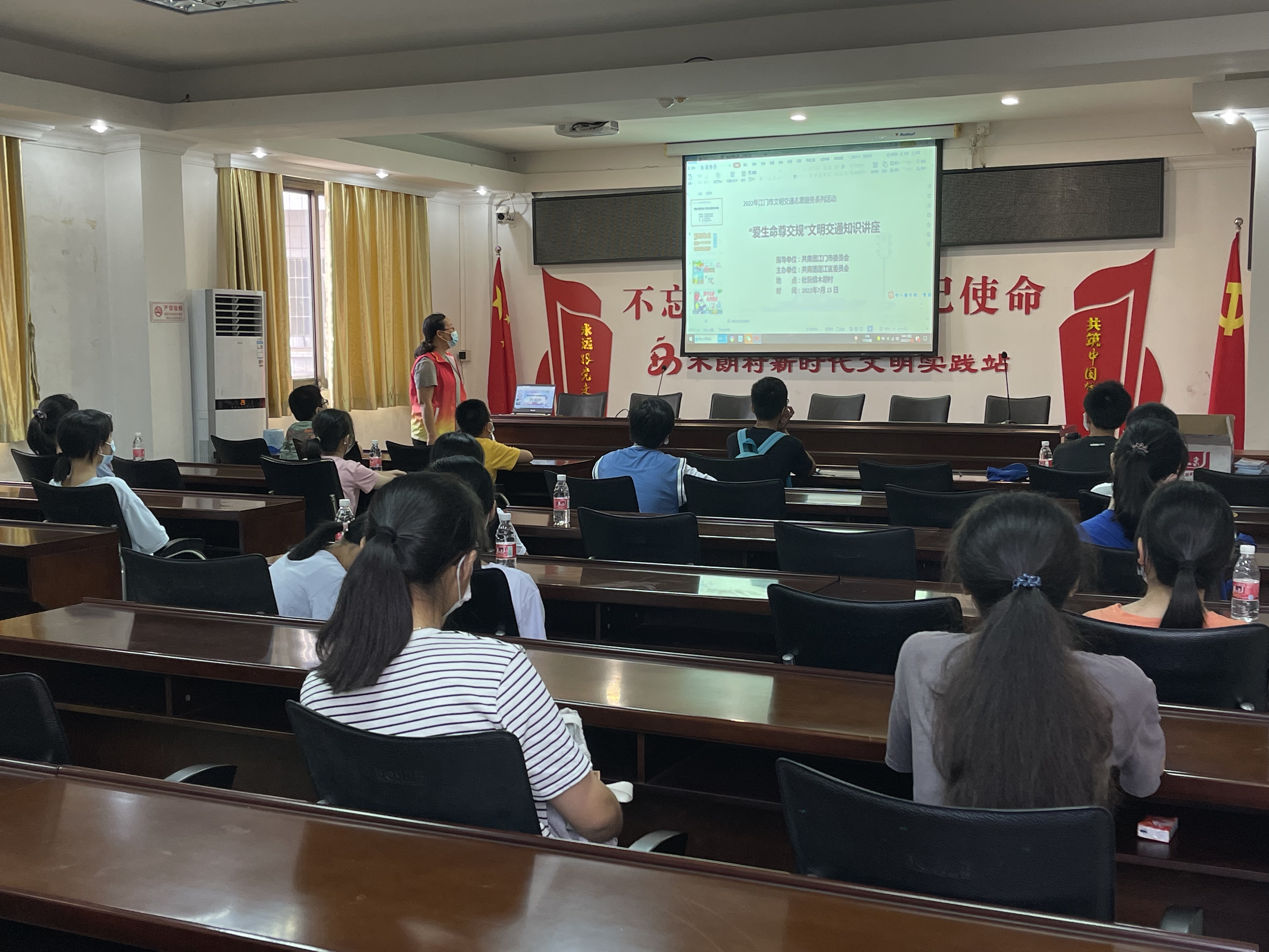 活动时间：2022年7月15日 单位：共青团春雨直播
委员会 共青团杜阮镇委员会 服务对象：群众 服务内容：在杜阮镇木朗村开展“爱生命尊交规”文明交通知识宣传活动（1）.jpg