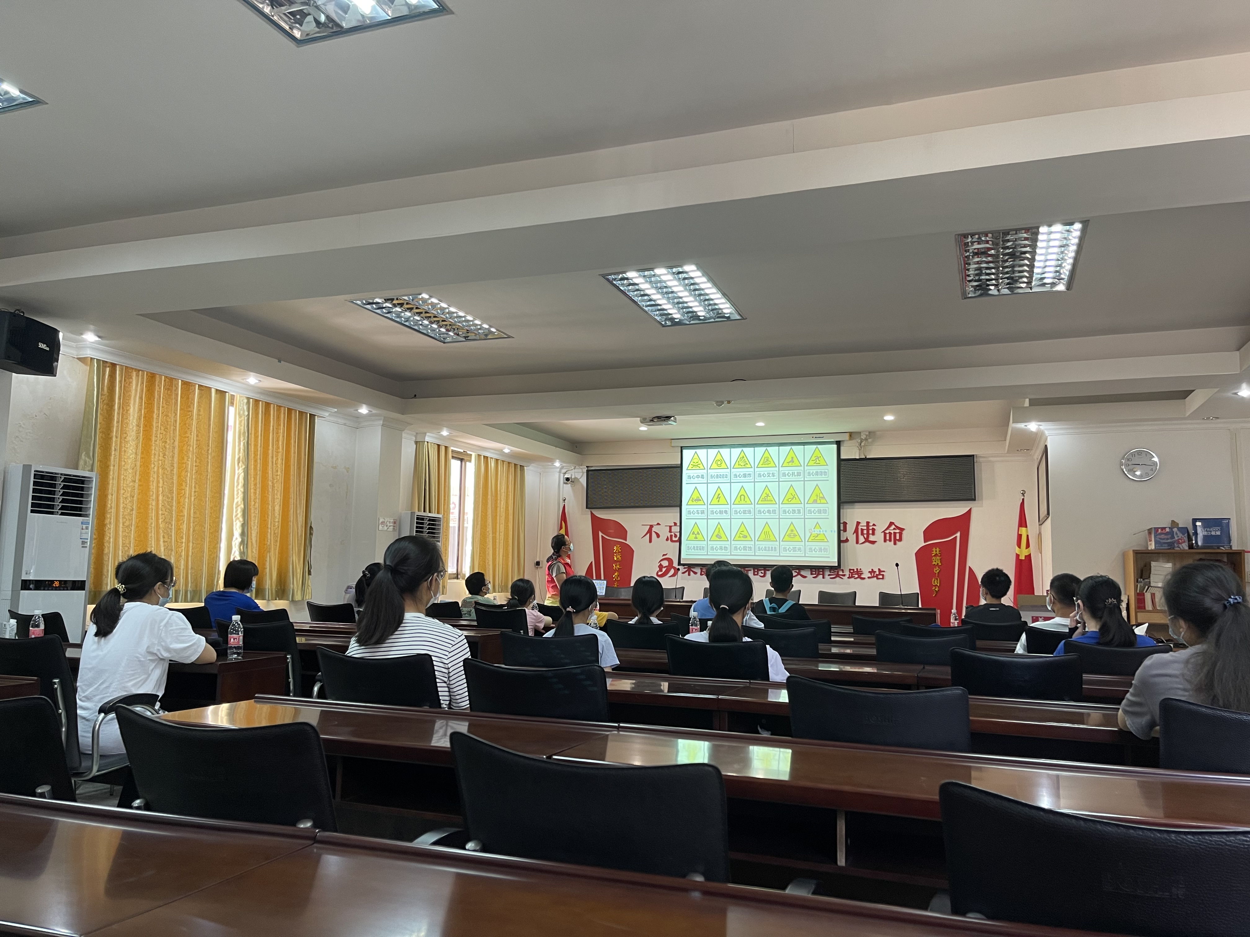 活动时间:2022年7月15日 单位:共青团春雨直播
委员会 共青团杜阮镇委员会 服务对象:群众 服务内容:在杜阮镇木朗村开展“爱生命尊交规”文明交通知识宣传活动(2).jpg