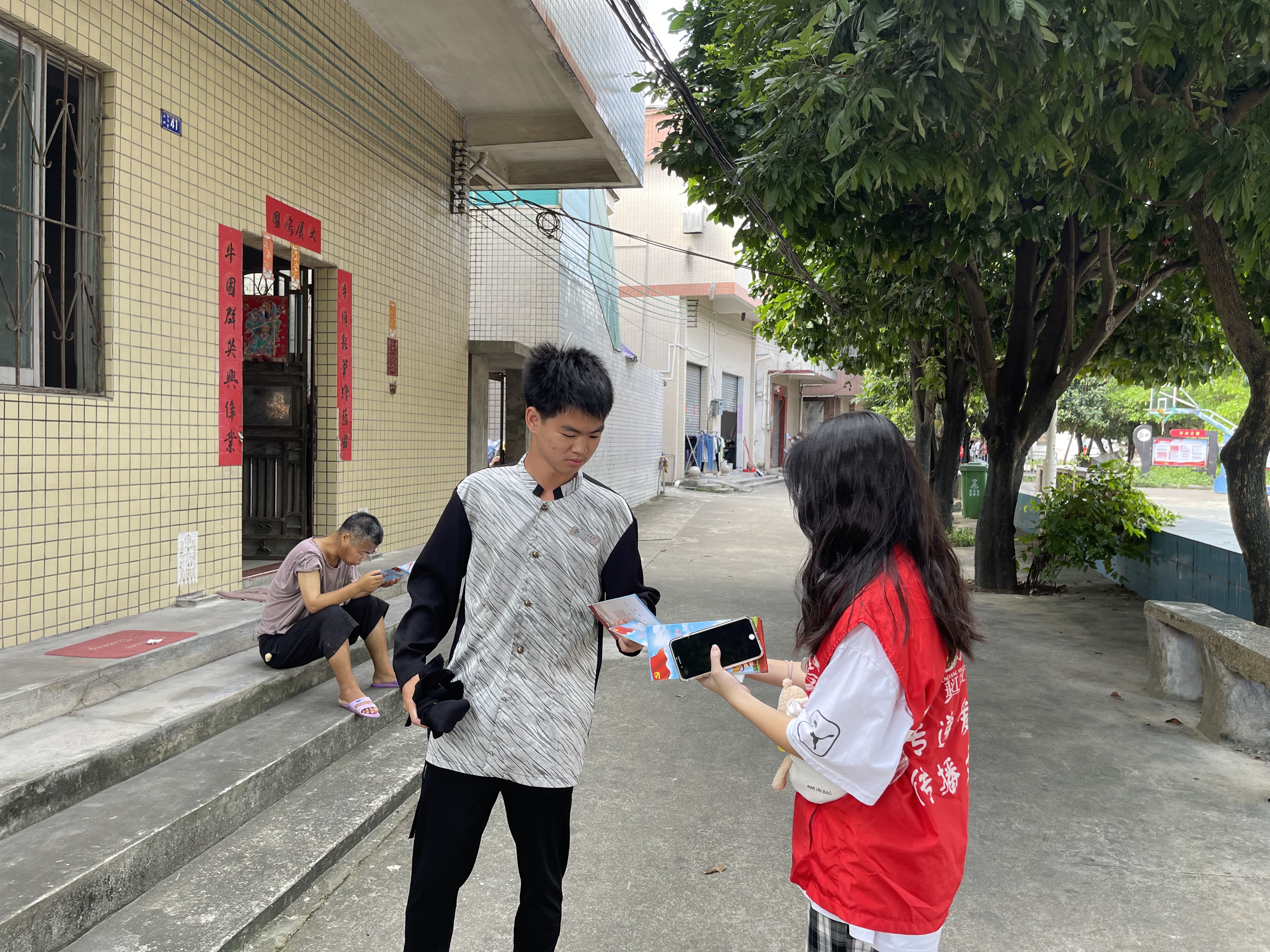 活动时间：2022年7月15日 单位：共青团春雨直播
委员会 共青团杜阮镇委员会 服务对象：群众 服务内容：在杜阮镇木朗村开展“爱生命尊交规”文明交通知识宣传活动（3）.jpg