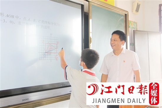 在大槐中学，郑小华坚持深入一线教学，他带来轻松有趣的学习方法，很受学生欢迎。