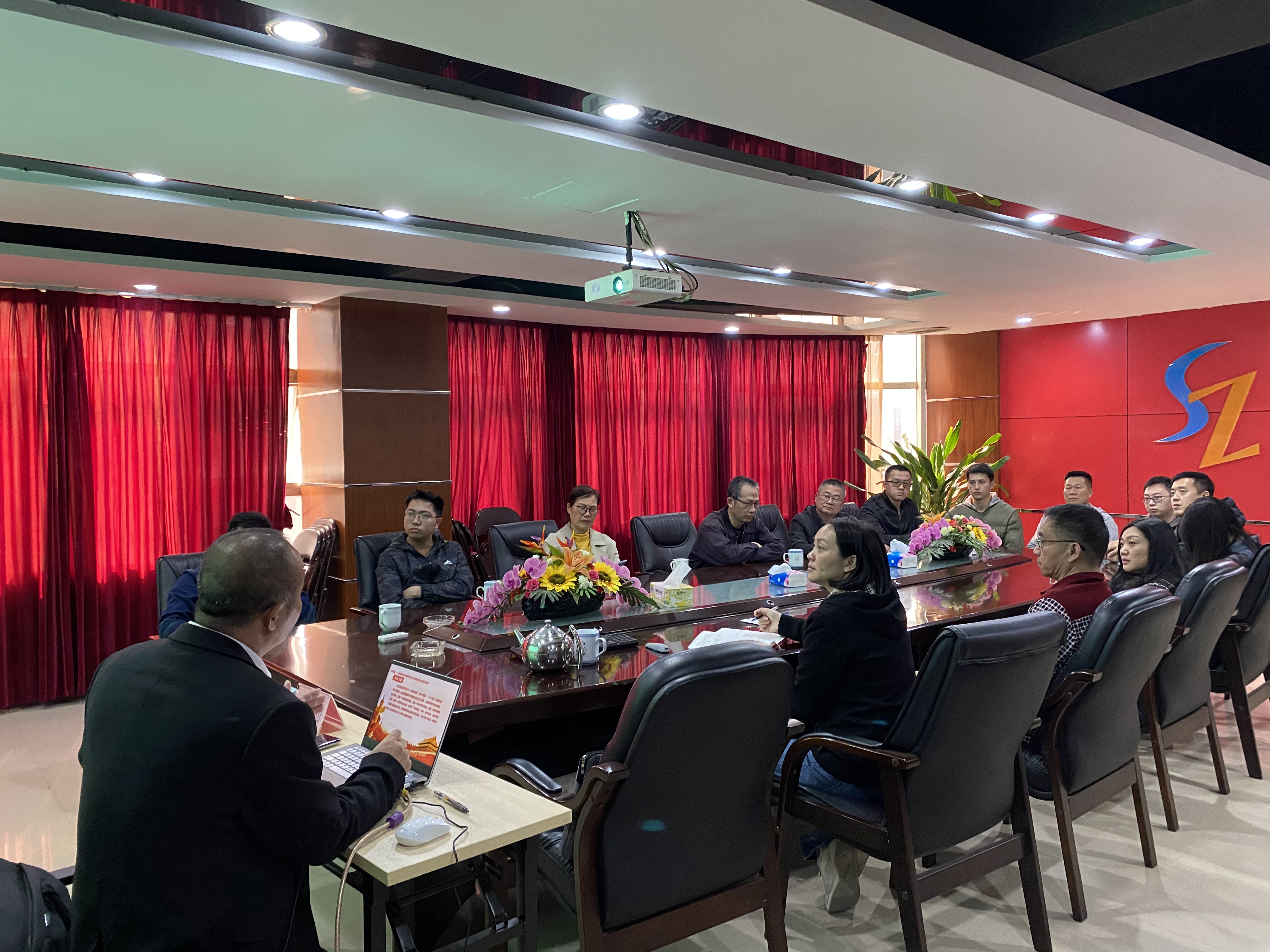 与会职工认真聆听.jpg