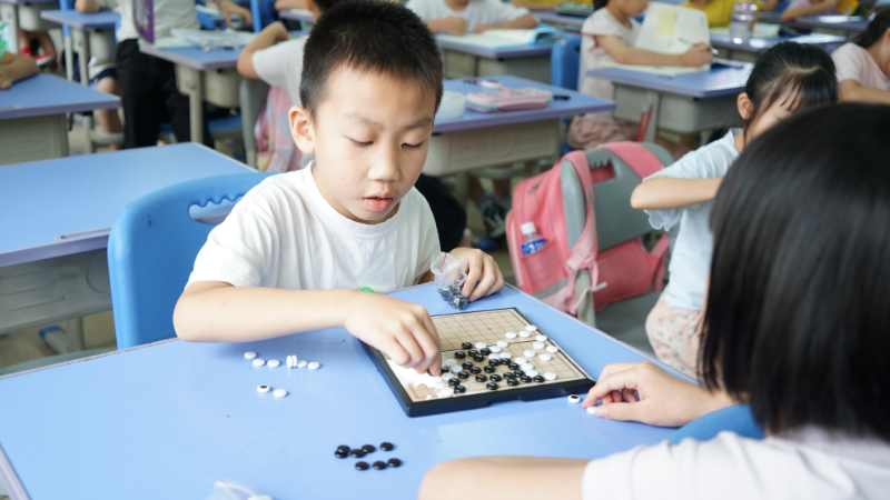 4自习课，孩子们在下围棋。.jpg