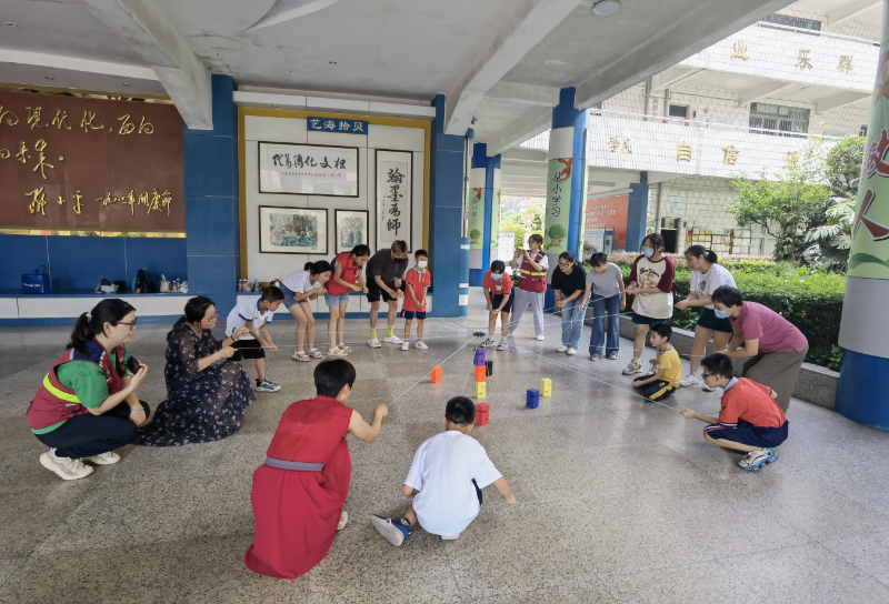 9甘光仪学校家长与孩子共同参与“珠行万里”“合力建塔”游戏。.jpg