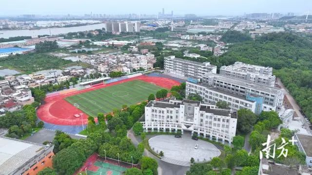 江门市实验中学(高中部)。 南方+ 杨兴乐 拍摄 图片