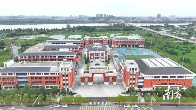 江门市第一中学景贤学校(人才岛校区)。 南方+ 杨兴乐 拍摄 图片