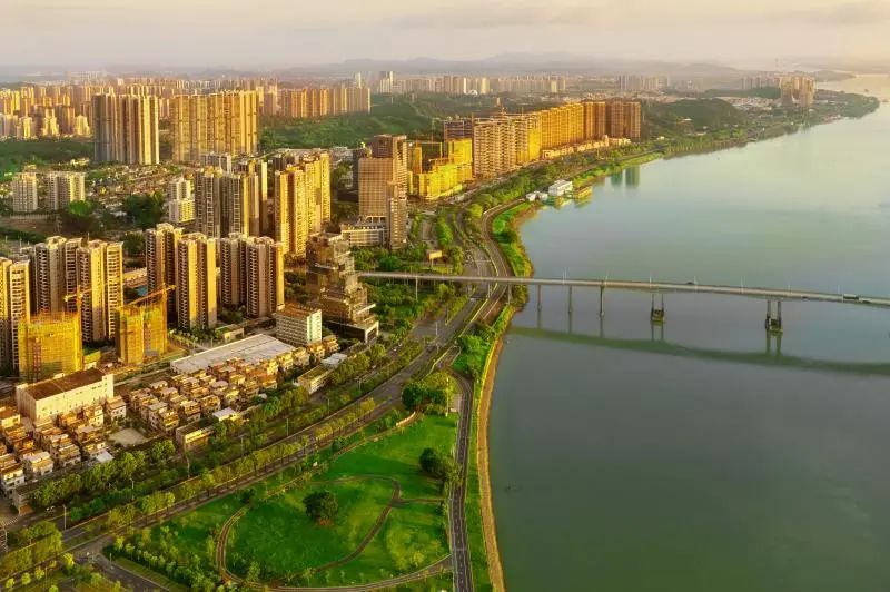 春雨直播
西江碧道按马拉松(半马)理念设计,慢行、慢跑、骑行三道贯通,设有马拉松公园、碧道运动公园、房车营地、北海江畔等景观节点及4处便民服务点。生态环境改善、公共服务提升,为周边经济社会发展注入了新动能,生态、社会、经济效益显著提高。江门日报记者 周华东摄.jpg 图片