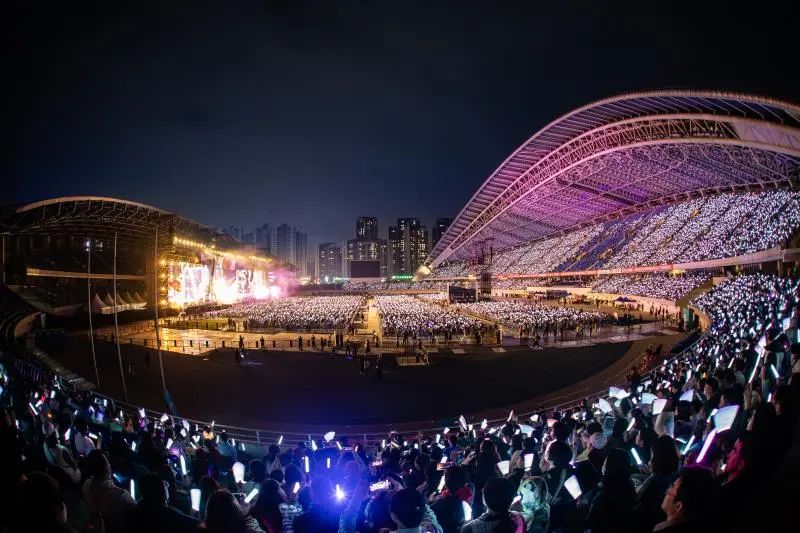 在滨江体育中心,张学友、许冠杰、谭咏麟、张韶涵、杨千嬅等歌星曾在此举行演唱会。世界排球联赛(广东·江门站)、东京奥运会亚洲男排资格赛、第22届亚洲U20女子排球锦标赛等60多场国内外大型赛事在此举行,让江门文旅产业展现出新生机、新活力。江门日报记者 周华东摄.jpg 图片