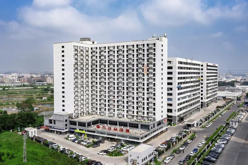 荷塘万洋众创城是荷塘镇康溪村成功打造的江门市首个“村级工业园升级改造”示范项目,首创广东省“代建+返租”的新型村改模式,去年经济收入1400万元,为创新农村集体经济增收路径。该村获评“广东省乡村治理“百镇千村”示范镇(乡)创建单位。江门日报记者 周华东摄.jpg 图片