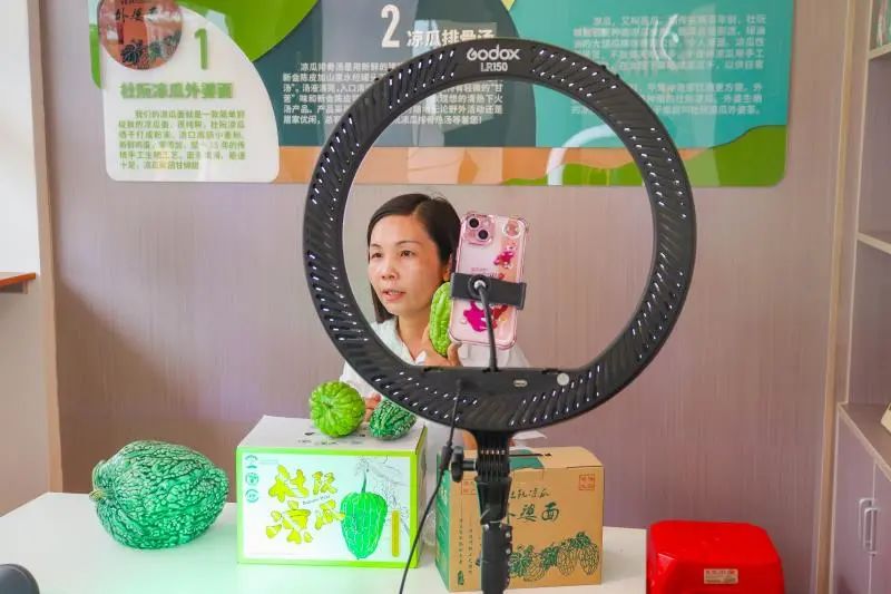 调整大小 杜阮凉瓜搭上“电商快车”。任佳燕 摄(12789859)-20240924212642.jpg 图片