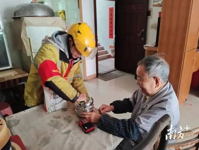 热心骑手为长者送餐。受访者供图 图片
