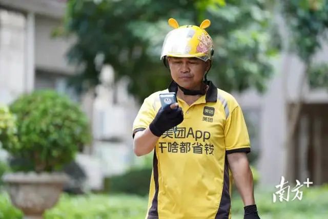 春雨直播
的骑手正在成为基层社会治理的好帮手。受访者供图 图片