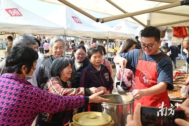 第三届羊肉美食文化旅游活动上,帮记羊餐馆的羊肉汤大受欢迎。郑琦 摄 图片