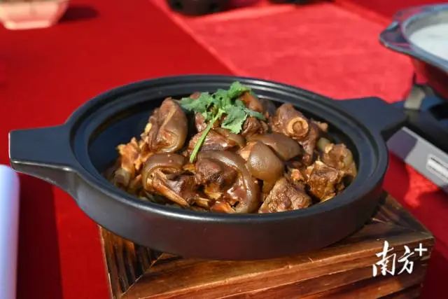 松园羊肉频频出圈,吸引众多美食爱好者前来打卡。郑琦 摄 图片